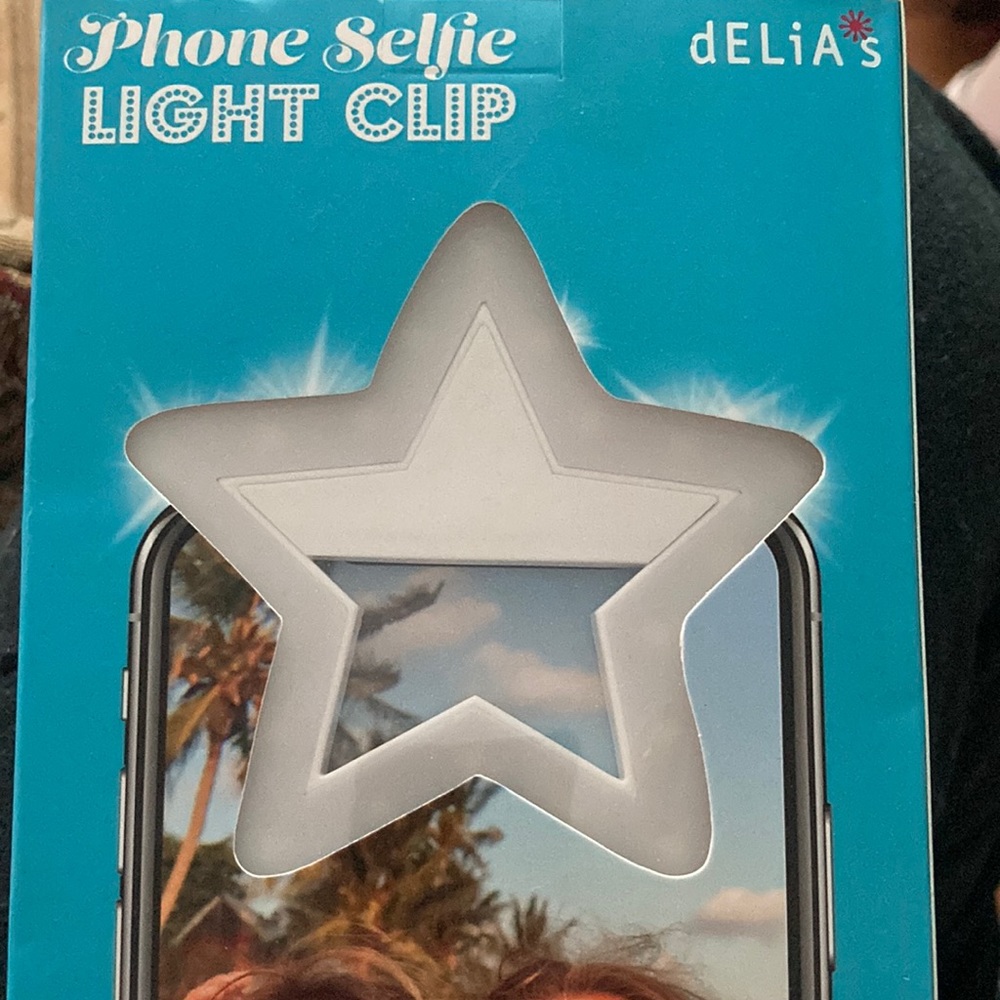 Delia’s phone selfie light clip